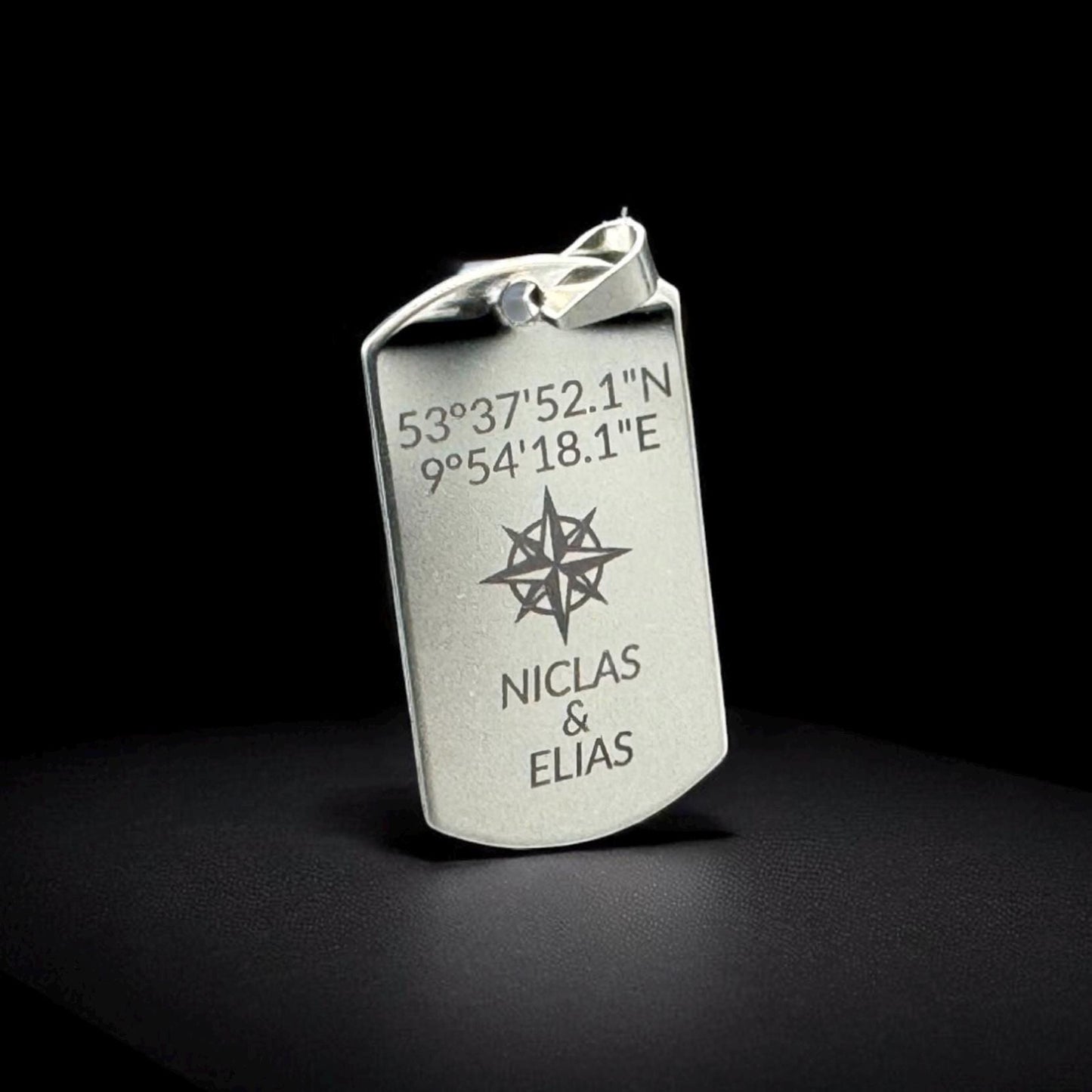 Dog Tag Anhänger Edelstahl – personalisiert mit Name und Koordinaten – Kompass Gravur – Geschenk für Männer & Frauen