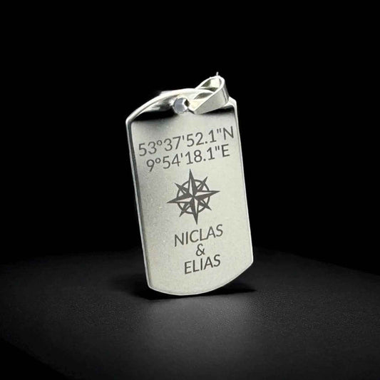 Dog Tag Anhänger Edelstahl matte – personalisiertes Geschenk für Männer | Gravur, Kompass und Koordinaten | Erinnerungsschmuck