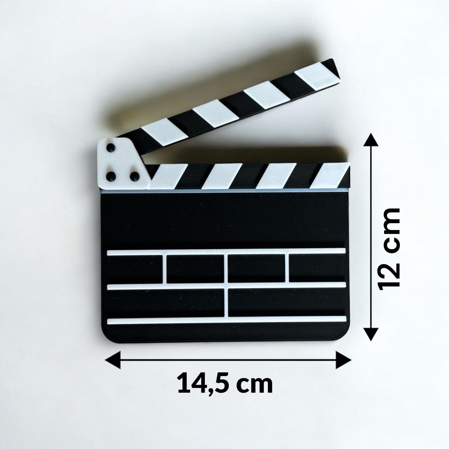 Kino Geburtstagseinladung in Form einer Filmklappe, personalisiert mit Namen, Datum, Uhrzeit und Treffpunkt. Perfekt als kreative Einladungskarte für Kindergeburtstag oder Filmabend.