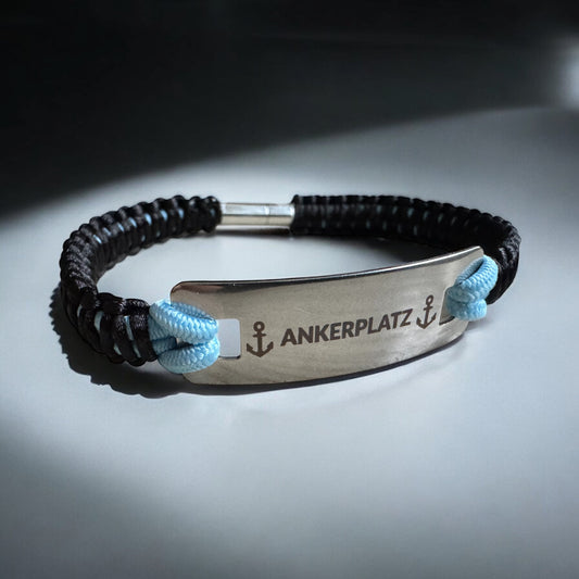 Handgemachtes Paracord-Armband in Schwarz-Blau mit Edelstahlplatte und Gravur „ANKERPLATZ“ sowie Ankersymbolen – maritimes Herrenarmband, personalisierbar