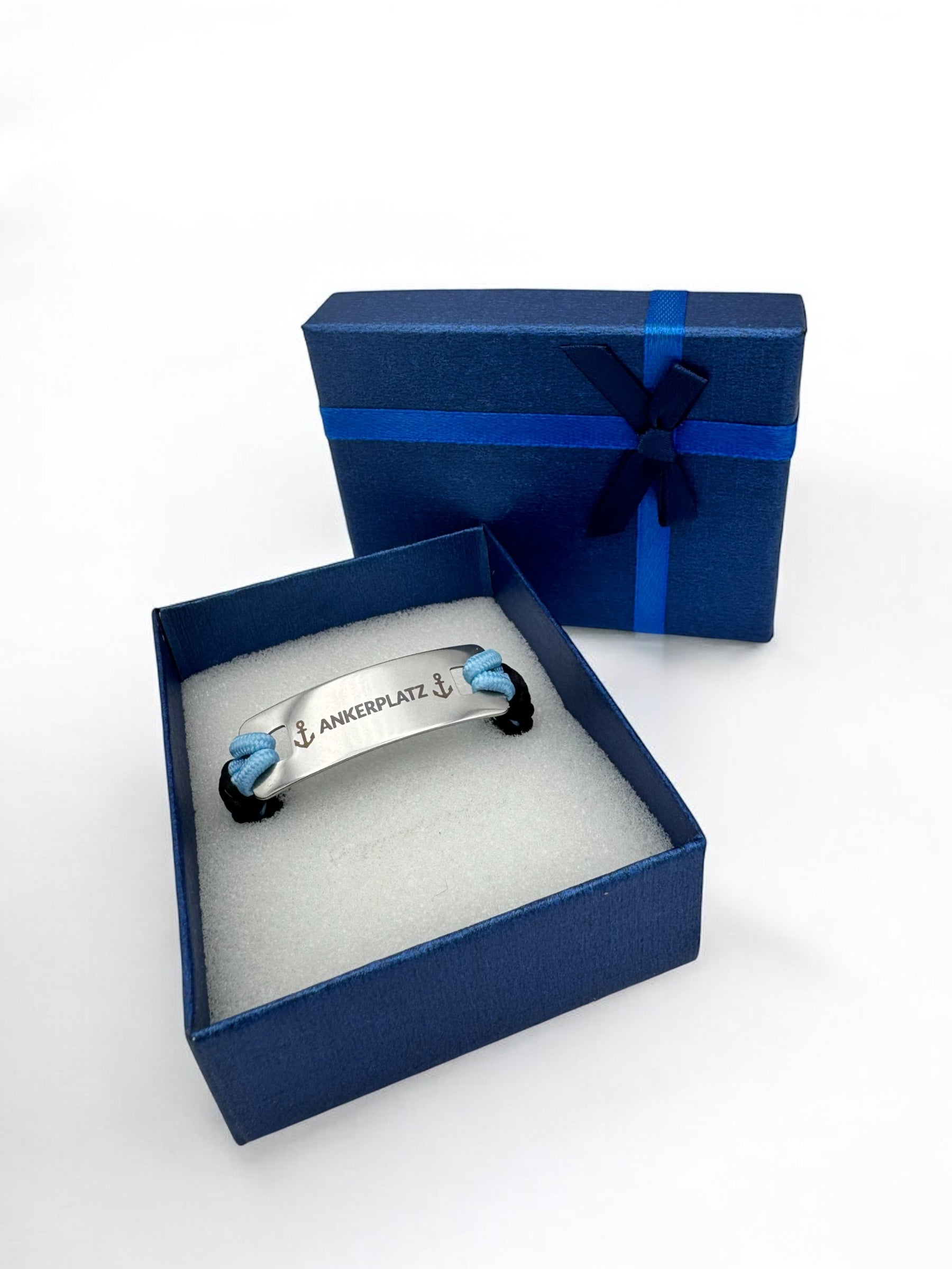 Personalisiertes Edelstahlarmband mit Gravur „Ankerplatz“ in blauer Geschenkverpackung – stilvolle Geschenkidee