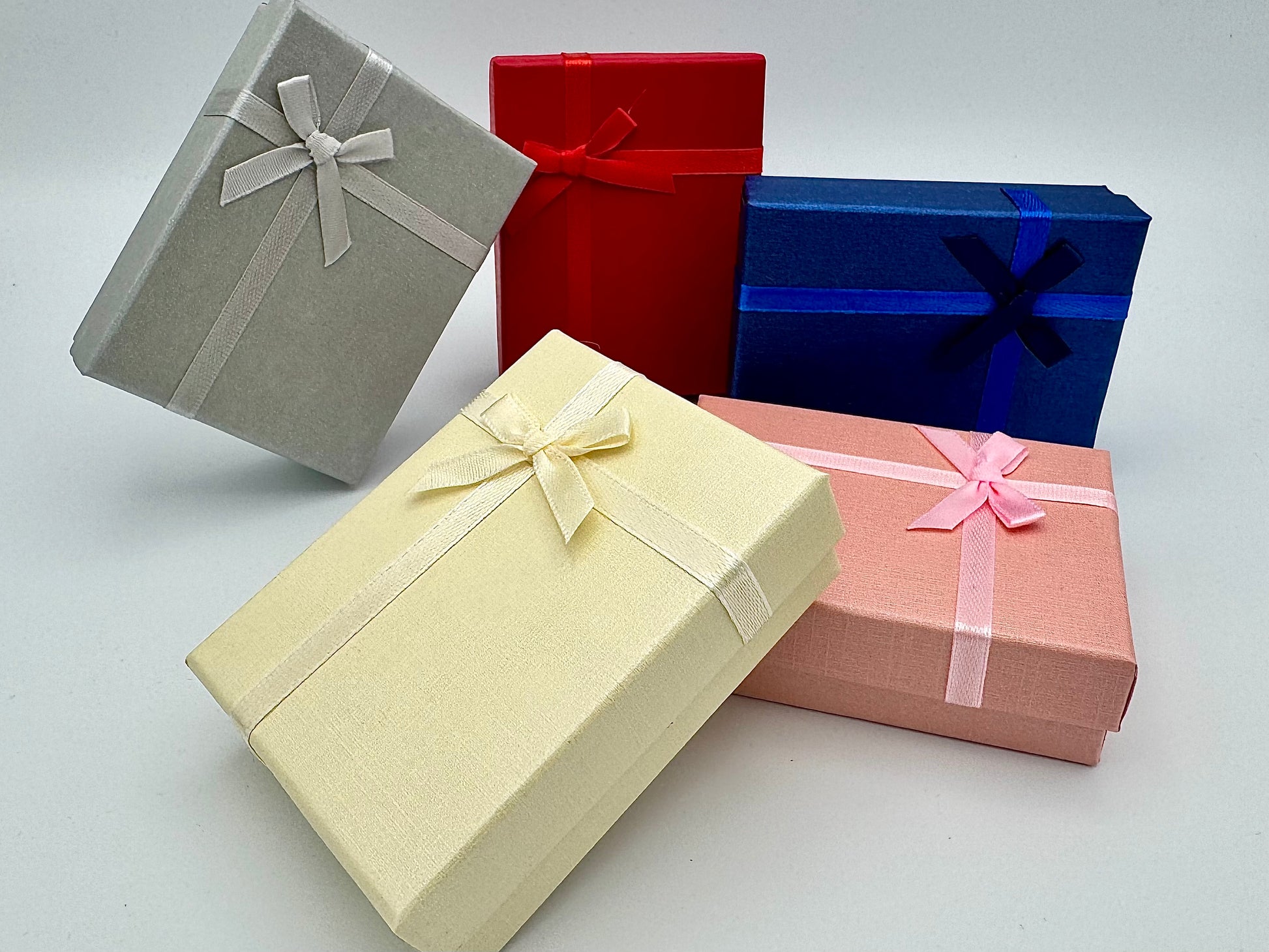 Geschenkboxen für Armbänder – Verpackung in Grau, Rot, Blau, Creme und Rosa mit Schleife