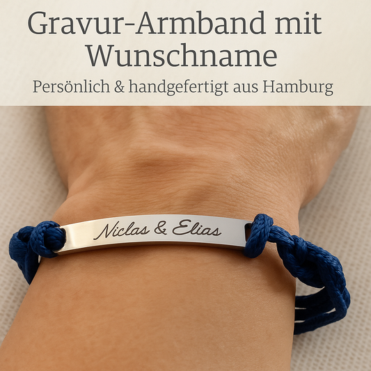 Gravur-Armband mit Wunschname auf Edelstahlplatte und blauem Kordelband, handgefertigt in Hamburg