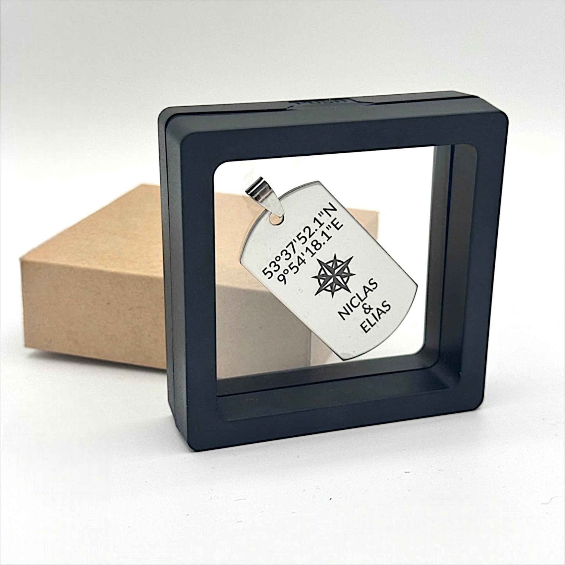 Dog Tag Anhänger Edelstahl – personalisiert mit Name und Koordinaten – Kompass Gravur – Geschenk für Männer & Frauen