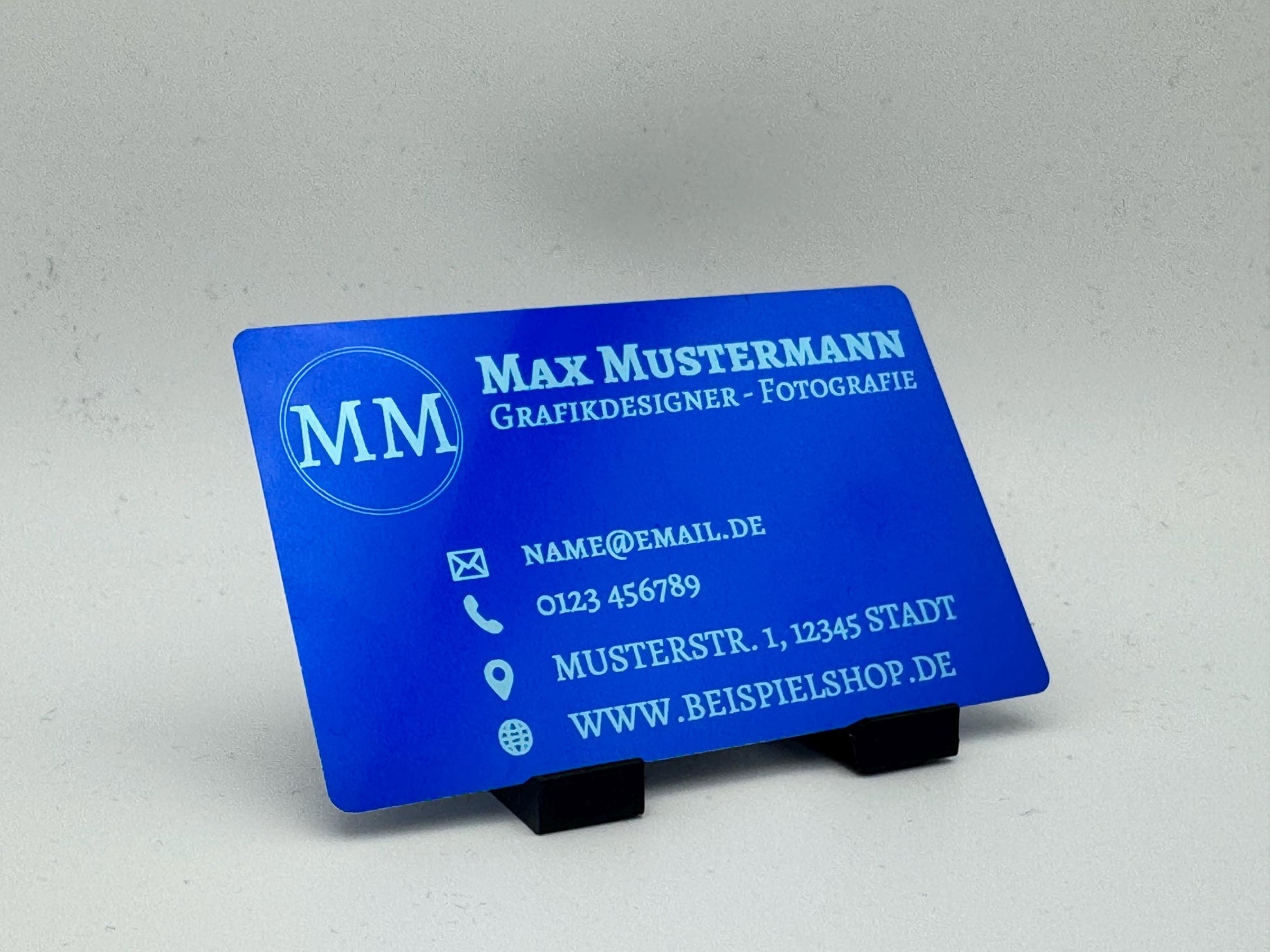 Alu-Visitenkarte mit Wunschgravur & Designservice – personalisiert in 24–48h | Metallkarte in Schwarz, Rot, Gold, Blau oder Grün