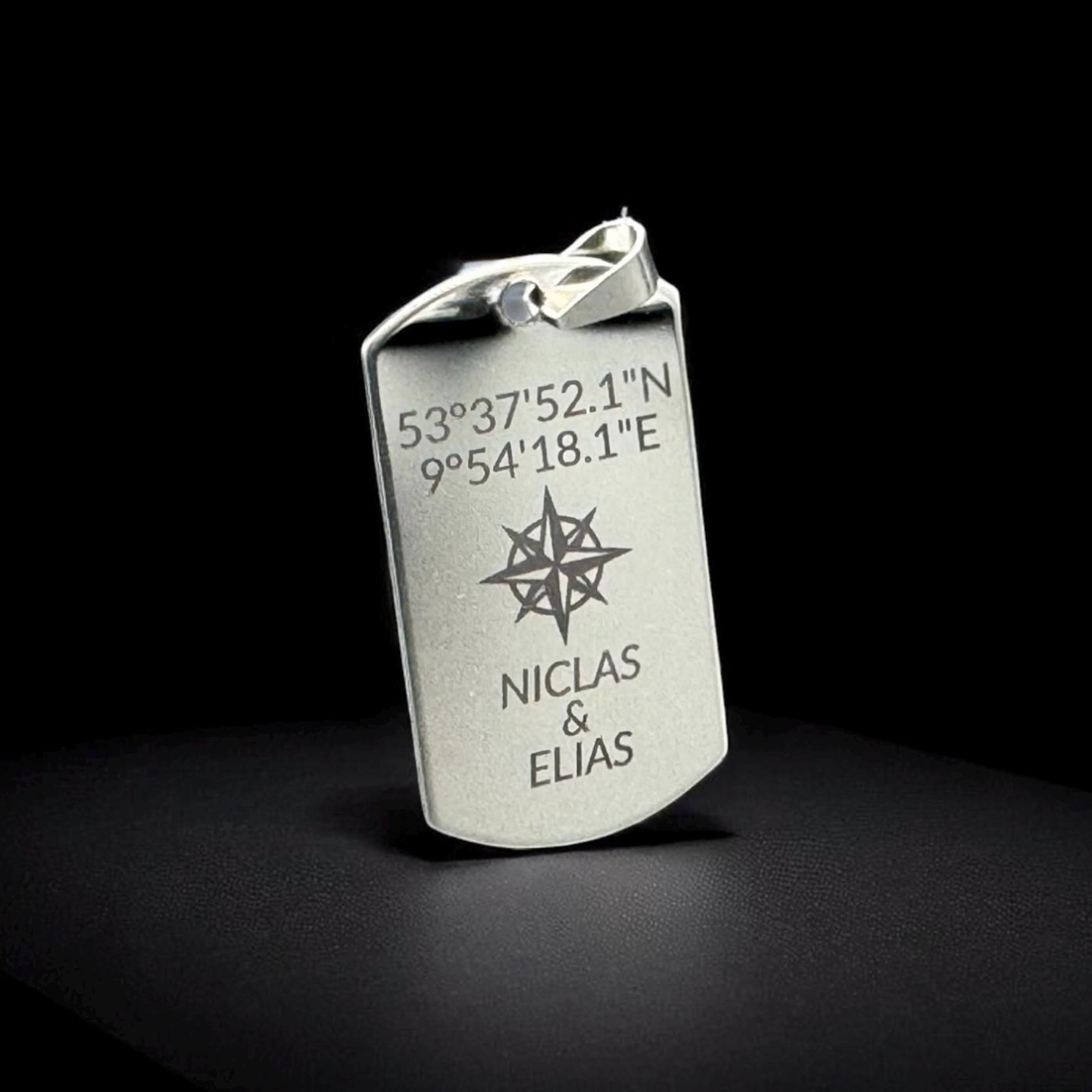 Dog Tag Anhänger Edelstahl – personalisiert mit Name und Koordinaten – Kompass Gravur – Geschenk für Männer & Frauen