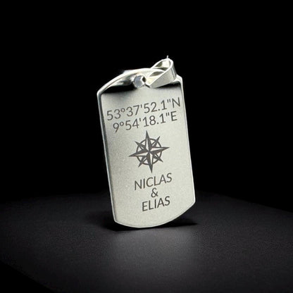 Dog Tag Anhänger Edelstahl – personalisiert mit Name und Koordinaten – Kompass Gravur – Geschenk für Männer & Frauen
