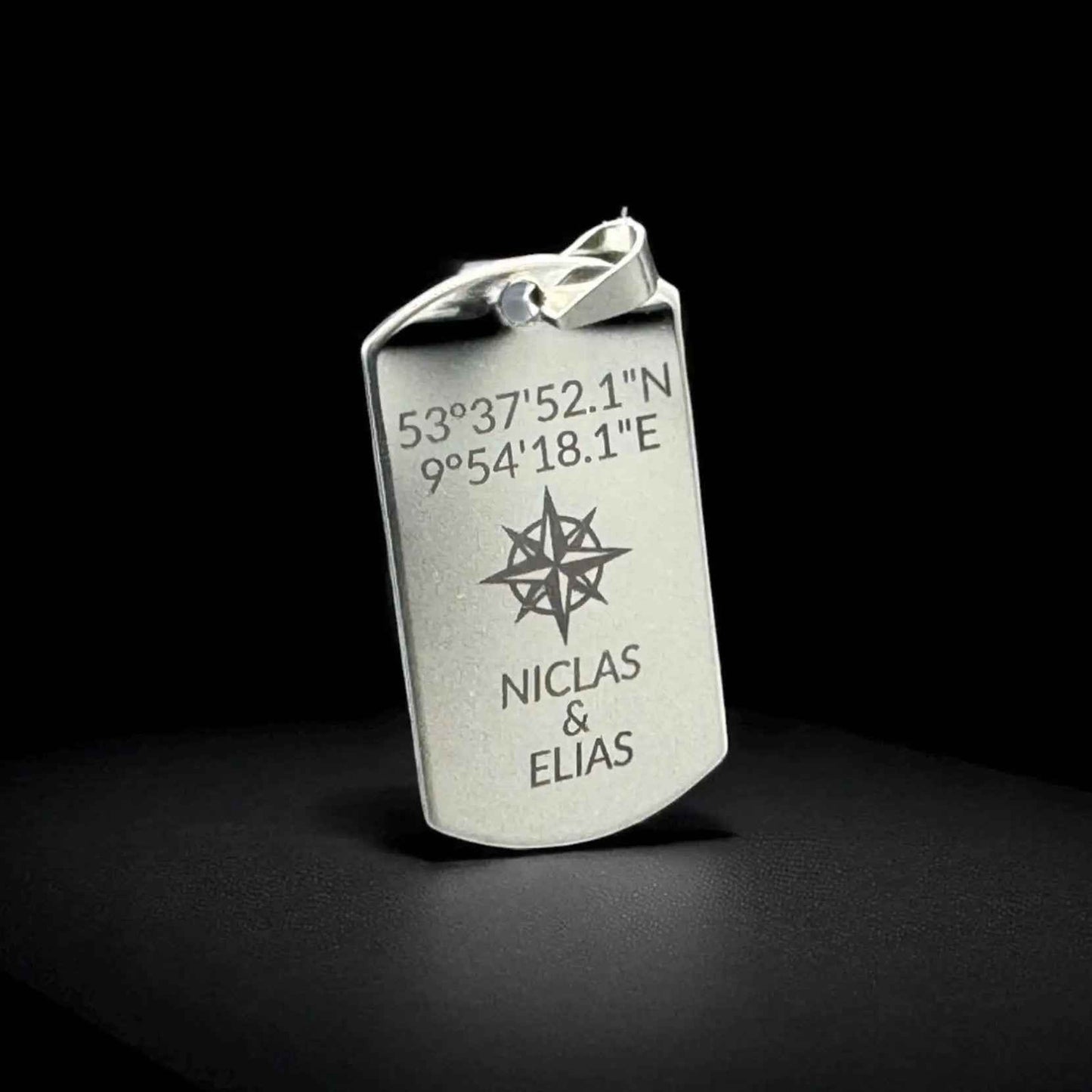 Dog Tag Anhänger Edelstahl matte – personalisiertes Geschenk für Männer | Gravur, Kompass und Koordinaten | Erinnerungsschmuck