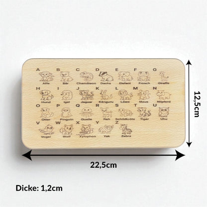 Alphabet Lernbrett aus Holz, von A bis Z mit Tieren graviert, pädagogisches Holzspielzeug und nachhaltige Geschenkidee für Kinder.