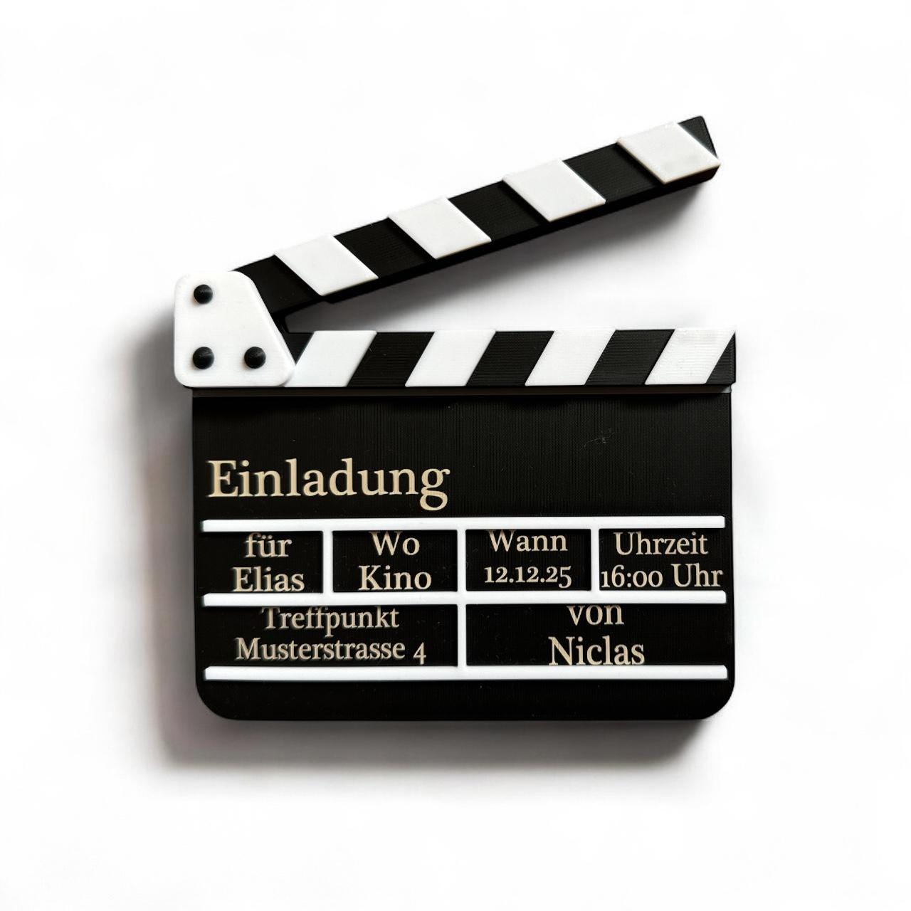 Kino Geburtstagseinladung in Form einer Filmklappe, personalisiert mit Namen, Datum, Uhrzeit und Treffpunkt. Perfekt als kreative Einladungskarte für Kindergeburtstag oder Filmabend.