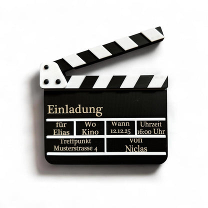 Kino Geburtstagseinladung in Form einer Filmklappe, personalisiert mit Namen, Datum, Uhrzeit und Treffpunkt. Perfekt als kreative Einladungskarte für Kindergeburtstag oder Filmabend.