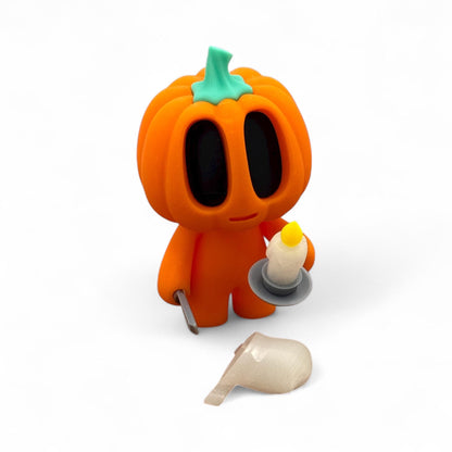 Blob Pumpkin Figur als Halloween-Deko, orangefarbener Kürbis mit schwarzem Gesicht, Kerze in der Hand und abnehmbarem Geister-Überwurf, 3D-gedruckt.
