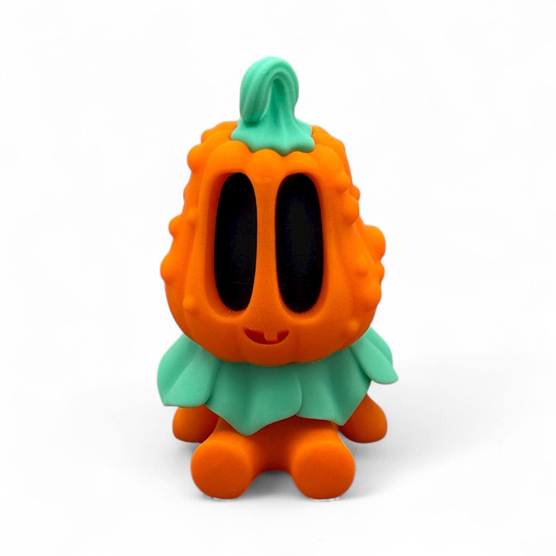 Blob Pumpkin Figur als Halloween-Deko, sitzende orangefarbene Kürbisfigur mit schwarzem Gesicht und grünem Blattkragen, 3D-gedruckt und detailreich gestaltet.