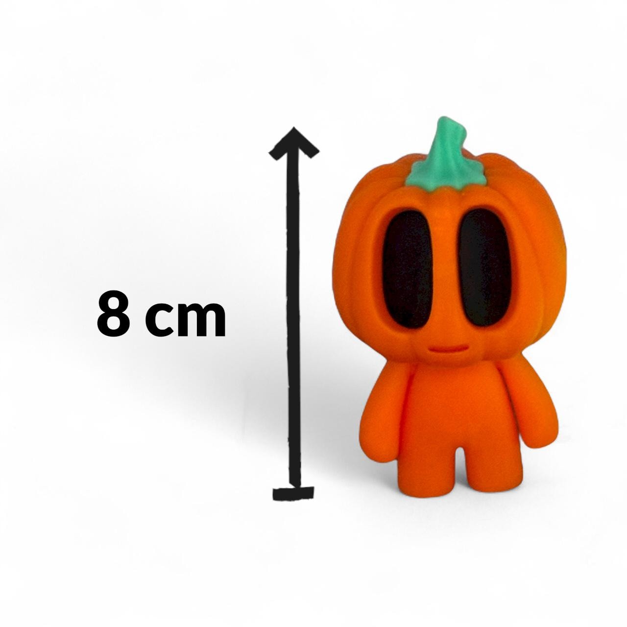 Blob Pumpkin Figur als Halloween-Deko, orangefarbener Kürbis mit schwarzem Gesicht und grünem Stiel, neben Maßangabe 8 cm groß, 3D-gedruckt.