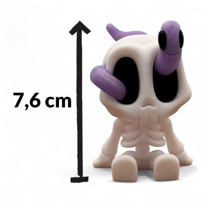 Blob Skeleton Figur als Halloween-Deko, weiße Skelettfigur mit schwarzem Gesicht und lila Wurm am Kopf, neben Maßangabe 7,6 cm groß, 3D-gedruckt.