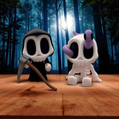 Blob Skeleton Figuren als Halloween-Deko, zwei weiße Skelett-Blobs mit schwarzem Gesicht – einer in schwarzer Kutte mit Sense, der andere mit lila Schleife – 3D-gedruckt vor Vollmond im Wald.