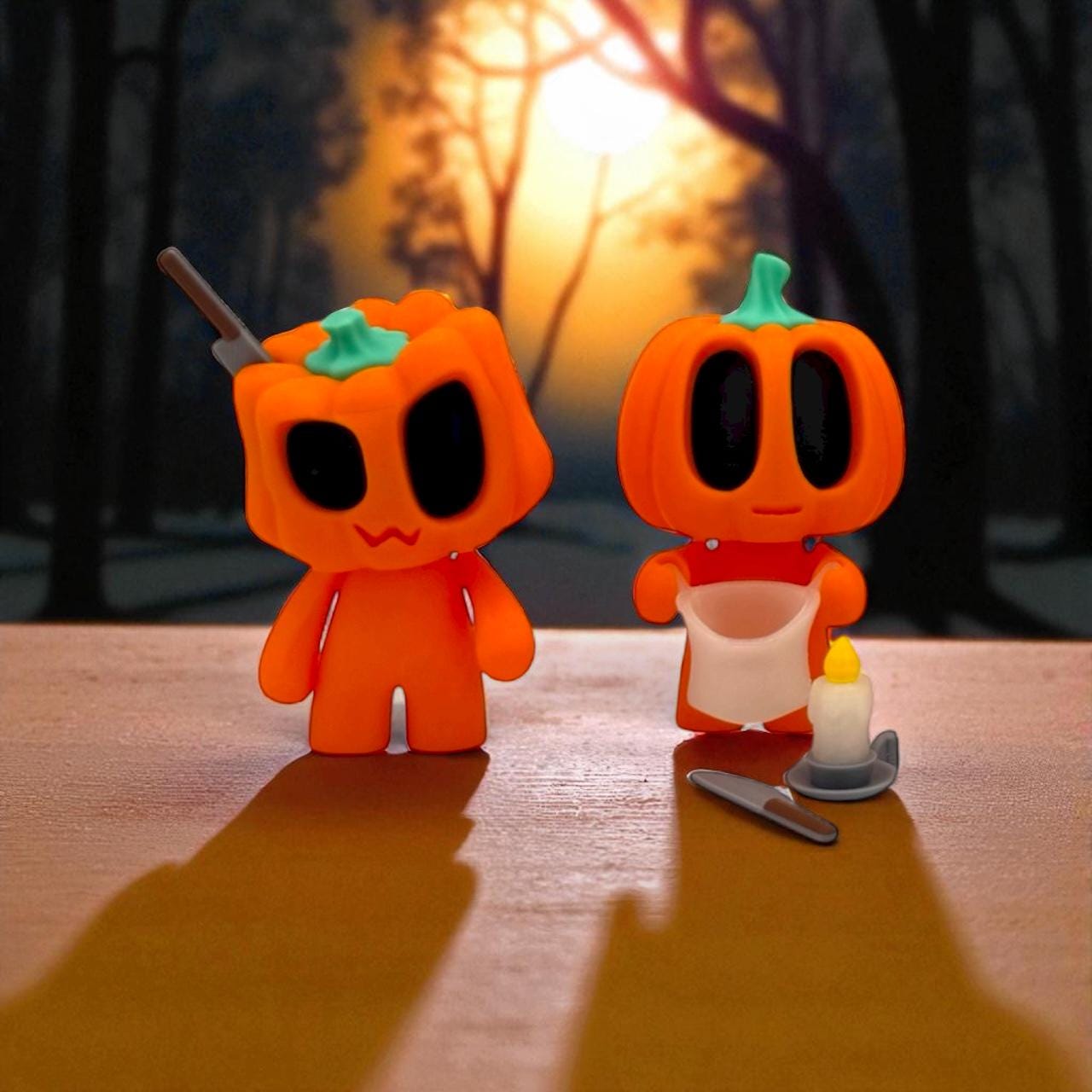 Blob Pumpkin Figuren als Halloween-Deko, zwei orangefarbene Kürbisse mit schwarzem Gesicht, einer mit Messer im Kopf, der andere mit Beutel, Kerze und Messer davor, 3D-gedruckt vor Vollmond im Wald.