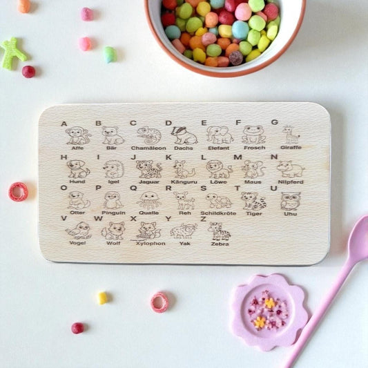 Holzbrett mit A-Z Tier-ABC Gravur, liebevoll gestaltete Tiere zu jedem Buchstaben, Lernhilfe für Kinder und dekoratives Geschenk.