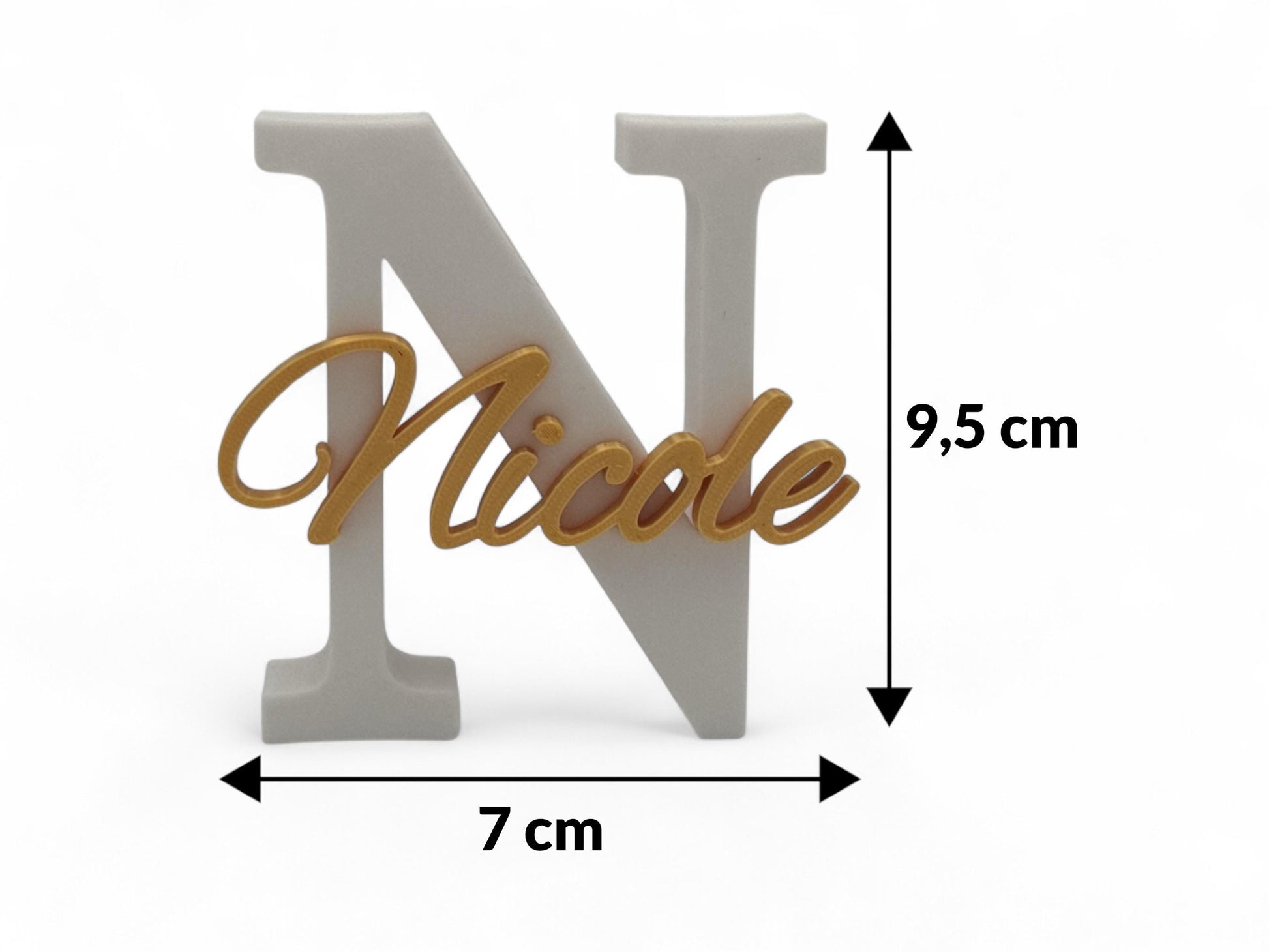 3D-gedruckter Namensaufsteller, großer weißer Buchstabe mit goldenem Schriftzug Nicole, dekorative Tischdeko oder personalisiertes Geschenk.