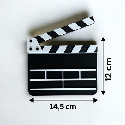 Kino Geburtstagseinladung in Form einer Filmklappe, personalisiert mit Namen, Datum, Uhrzeit und Treffpunkt. Perfekt als kreative Einladungskarte für Kindergeburtstag oder Filmabend.