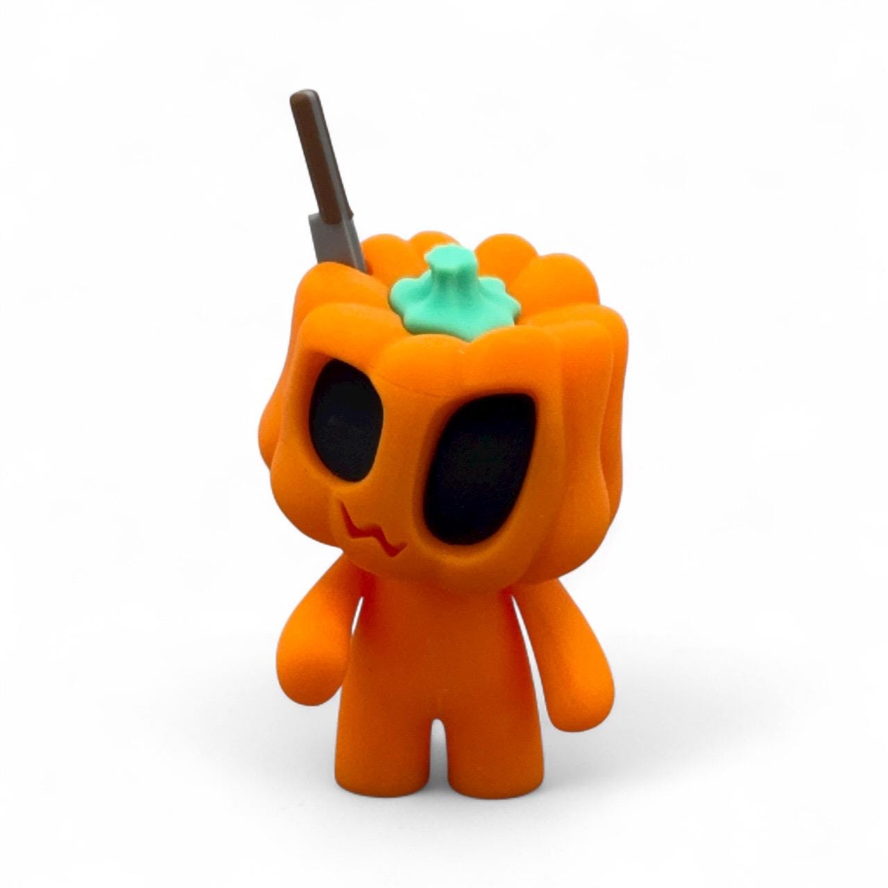 Blob Pumpkin Figur als Halloween-Deko, orangefarbener Kürbis mit Messer im Kopf, 3D-gedruckt und gruselig-niedlich gestaltet.
