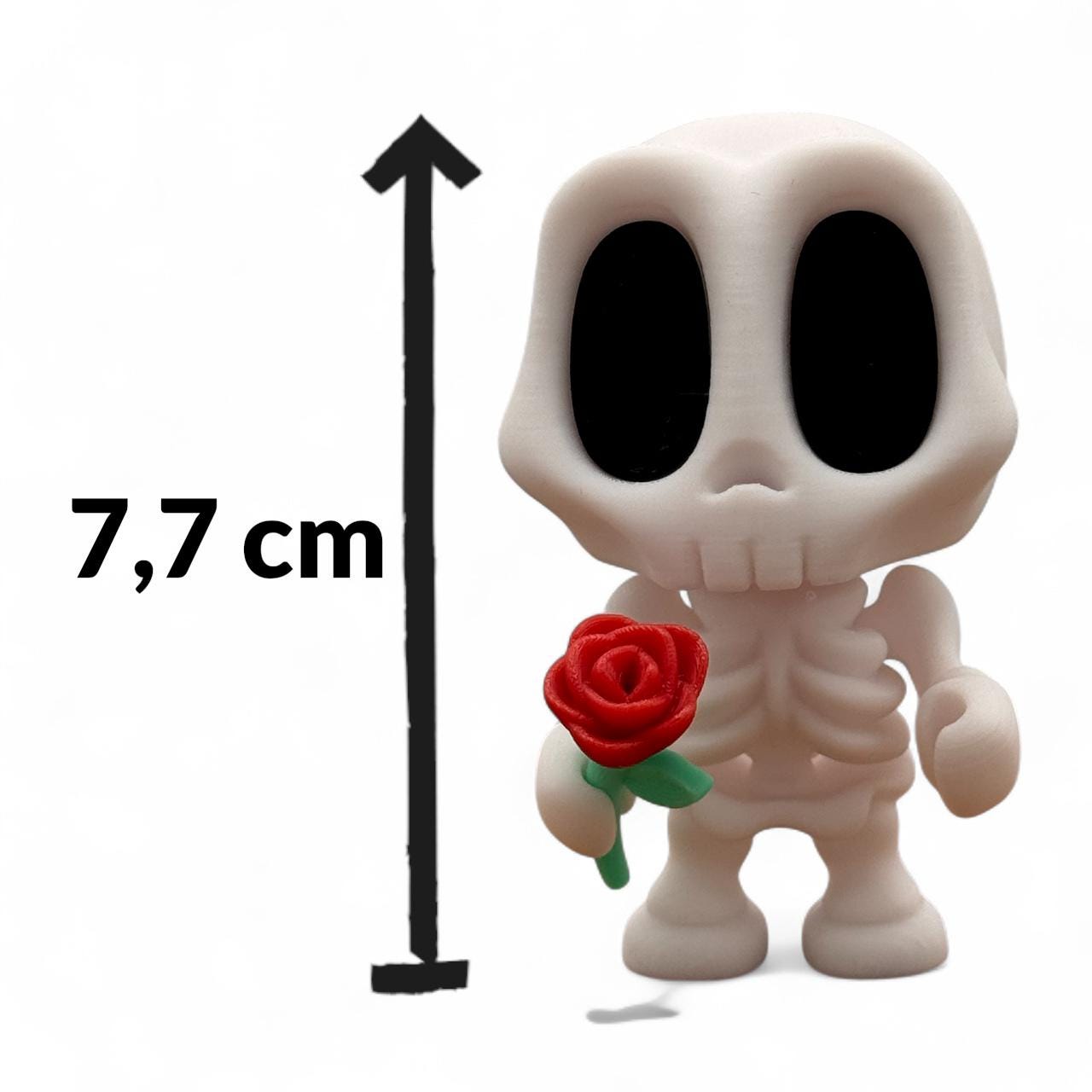 Blob Skeleton Figur als Halloween-Deko, weiße Skelettfigur mit schwarzem Gesicht, hält eine rote Rose in der Hand, daneben Maßangabe 7,7 cm groß, 3D-gedruckt.