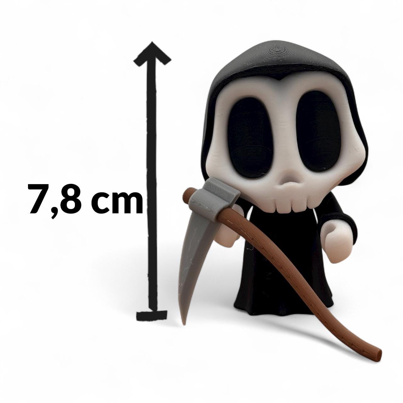 Blob Skeleton Figur als Halloween-Deko, weiße Skelettfigur mit schwarzem Gesicht in schwarzer Kutte, hält eine Sense in der Hand, neben Maßangabe 7,8 cm groß, 3D-gedruckt.