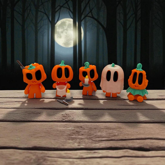 Niedliche Blob Pumpkin Figuren als Halloween-Deko, 3D-gedruckt, kleine Kürbis-Figuren vor Vollmond im Wald, ideal für herbstliche Tischdeko oder Geschenkidee.