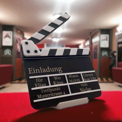 Kino Geburtstagseinladung in Form einer Filmklappe, personalisiert mit Namen, Datum, Uhrzeit und Treffpunkt. Perfekt als kreative Einladungskarte für Kindergeburtstag oder Filmabend.