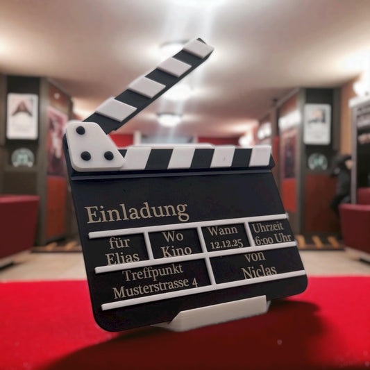 Kino Geburtstagseinladung in Form einer Filmklappe, personalisiert mit Namen, Datum, Uhrzeit und Treffpunkt. Perfekt als kreative Einladungskarte für Kindergeburtstag oder Filmabend.