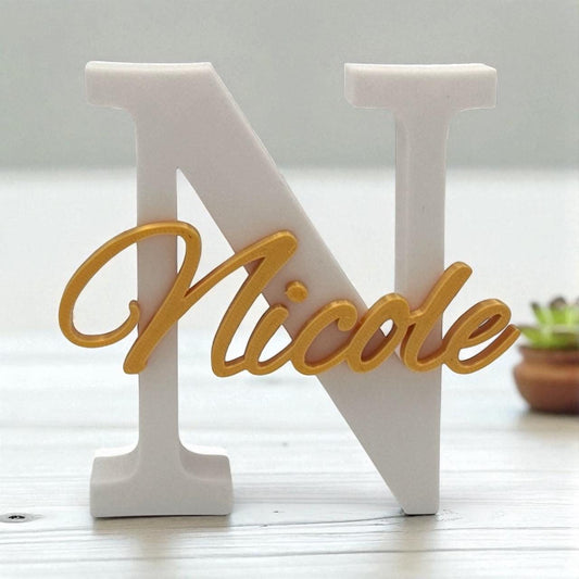 3D-gedruckter Namensaufsteller, großer weißer Buchstabe N mit goldenem Schriftzug Nicole, dekorative Tischdeko oder personalisiertes Geschenk.