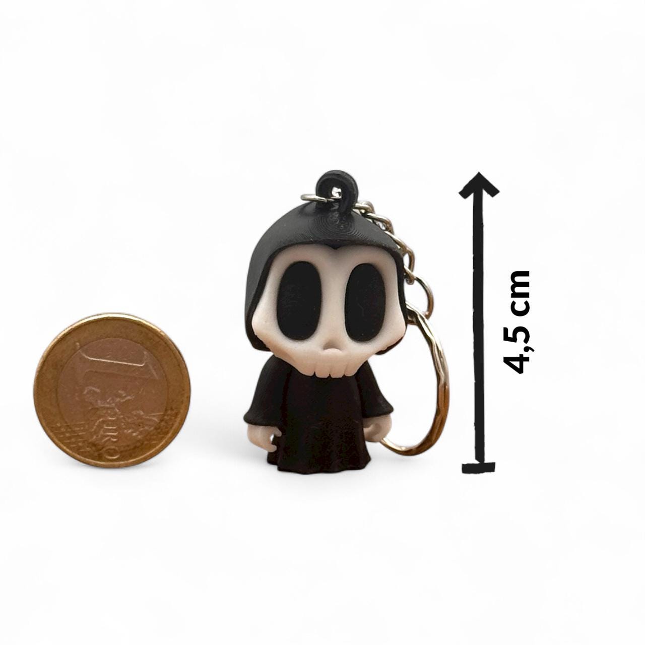 Grim-Reaper-Schlüsselanhänger aus 3D-Druck auf weißem Hintergrund, Höhe ca. 4,5 cm; Euro-Münze zum Größenvergleich und Pfeil-Maßangabe.