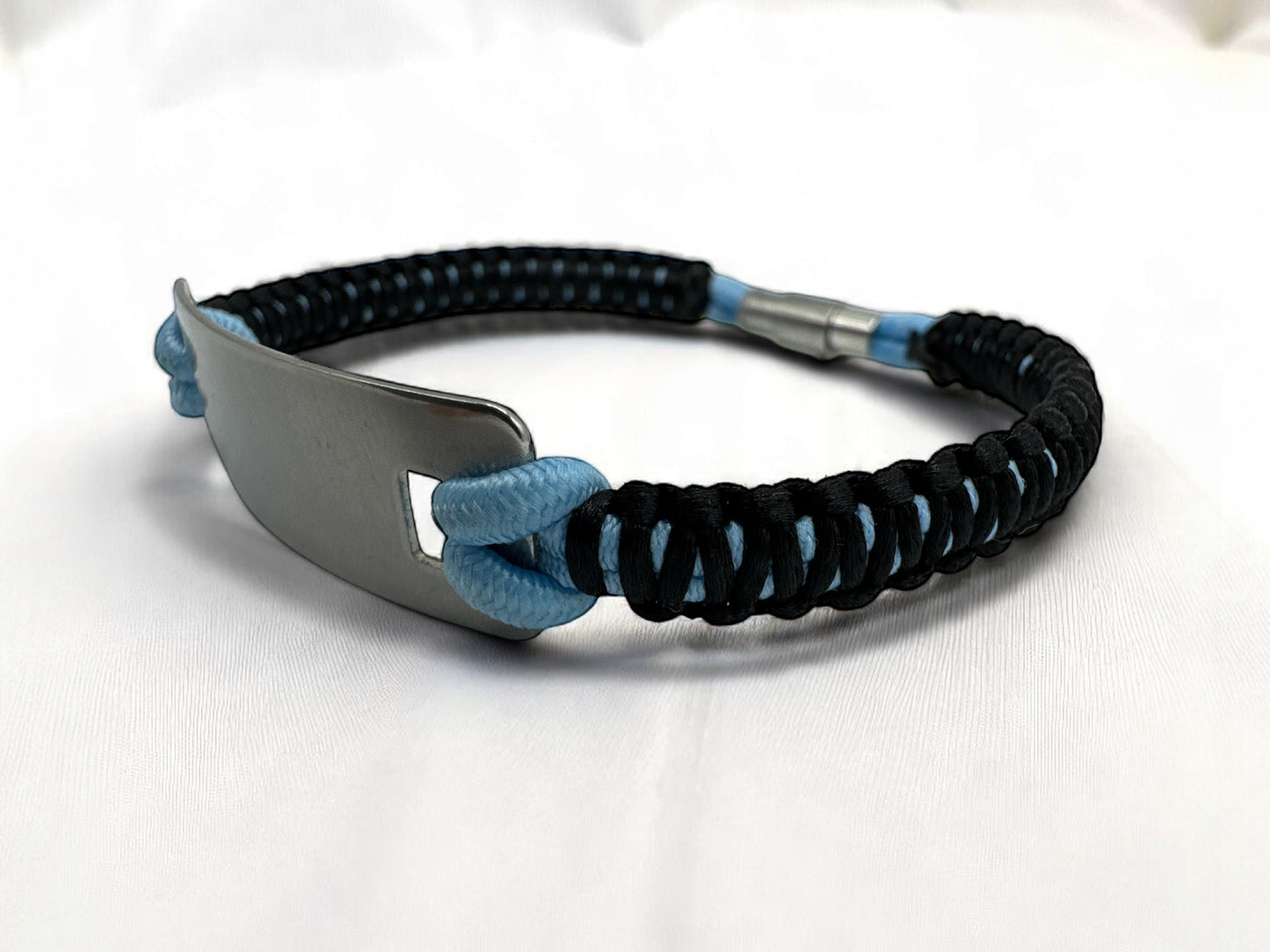 Paracord-Armband in Schwarz-Blau mit gebogener Edelstahlplatte – Rückansicht des handgefertigten Armbands mit Magnetverschluss