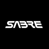 Logo von Sabre Design – lizenzierter 3D-Designer, dessen Modelle die Basis für mehrere Motive in diesem Shop bilden

